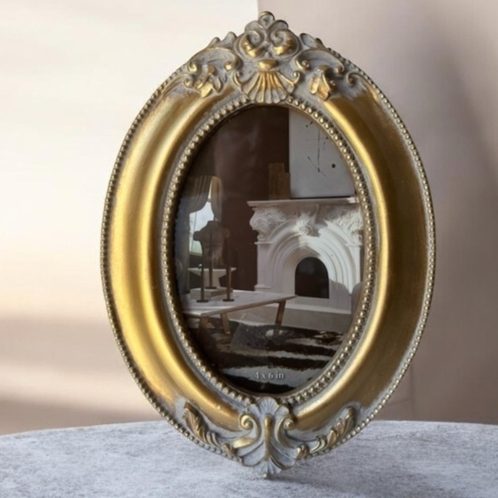 Oval ornate antique style picture frame for 4x6” photo